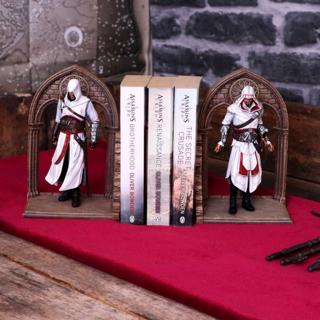 ASSASSIN CREED EZIO AND ALTAIR BOOKEND